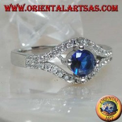 Anillo de plata en forma de ojo con un conjunto de zafiros sintéticos redondos y circonitas de contorno