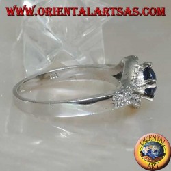 Anillo de plata en forma de ojo con un conjunto de zafiros sintéticos redondos y circonitas de contorno