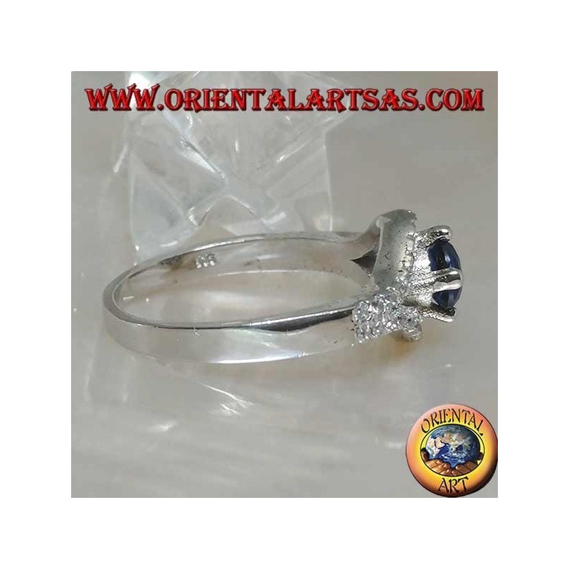 Anello in argento a forma di occhio con zaffiro sintetico tondo incastonato e zirconi a contorno