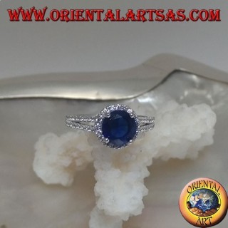 Bague en argent avec saphir synthétique rond sertie de zircons en relief