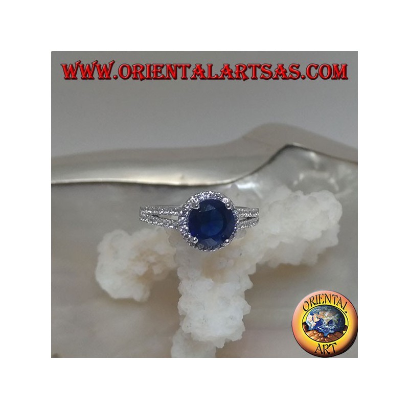 Bague en argent avec saphir synthétique rond sertie de zircons en relief