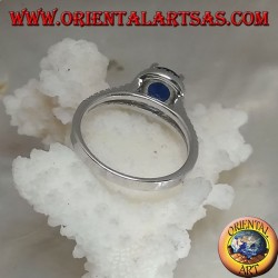 Bague en argent avec saphir synthétique rond sertie de zircons en relief