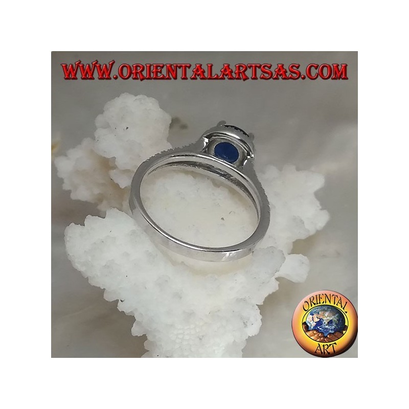 Bague en argent avec saphir synthétique rond sertie de zircons en relief