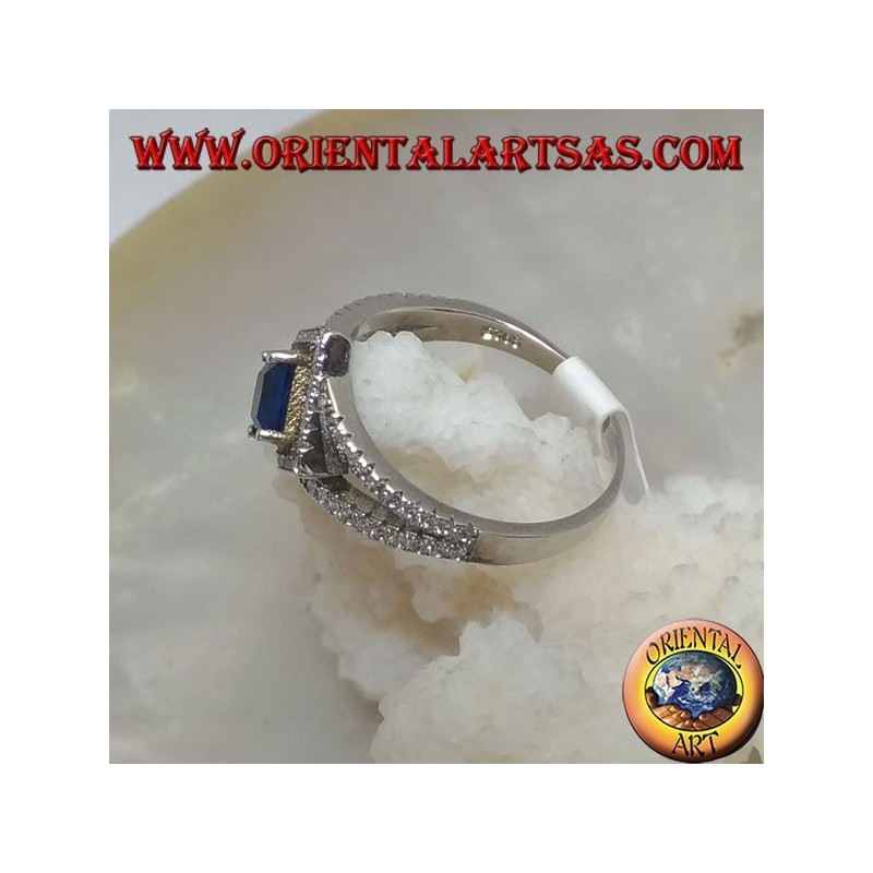 Anillo de plata de dos hileras de circonitas cúbicas con zafiro sintético cuadrado romboidal rodeado de circonitas cúbicas
