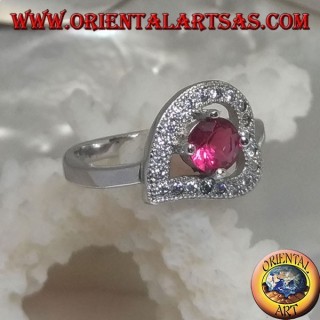 Bague en argent en forme de coeur horizontal avec un rubis rond synthétique serti entouré de zircons