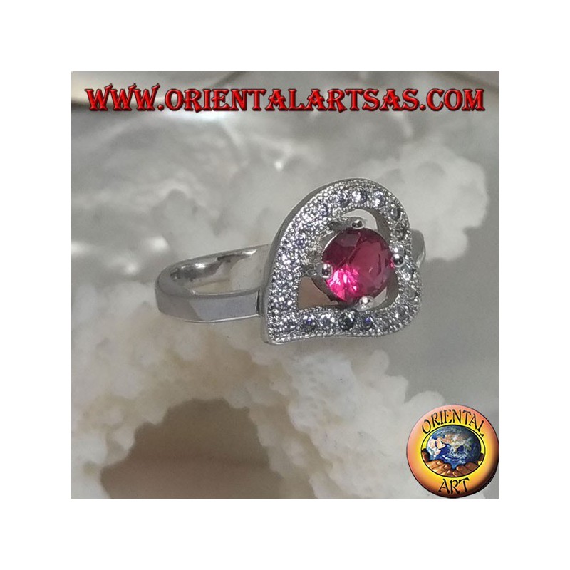 Bague en argent en forme de coeur horizontal avec un rubis rond synthétique serti entouré de zircons