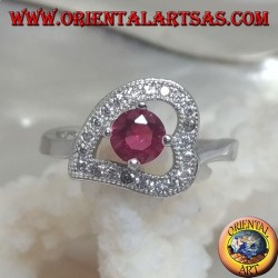 Bague en argent en forme de coeur horizontal avec un rubis rond synthétique serti entouré de zircons