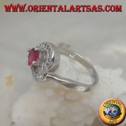 Bague en argent en forme de coeur horizontal avec un rubis rond synthétique serti entouré de zircons