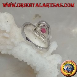 Anillo de plata en forma de corazón horizontal con un conjunto de rubí redondo sintético rodeado de circonitas