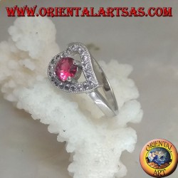 Anillo de plata en forma de corazón horizontal con un conjunto de rubí redondo sintético rodeado de circonitas