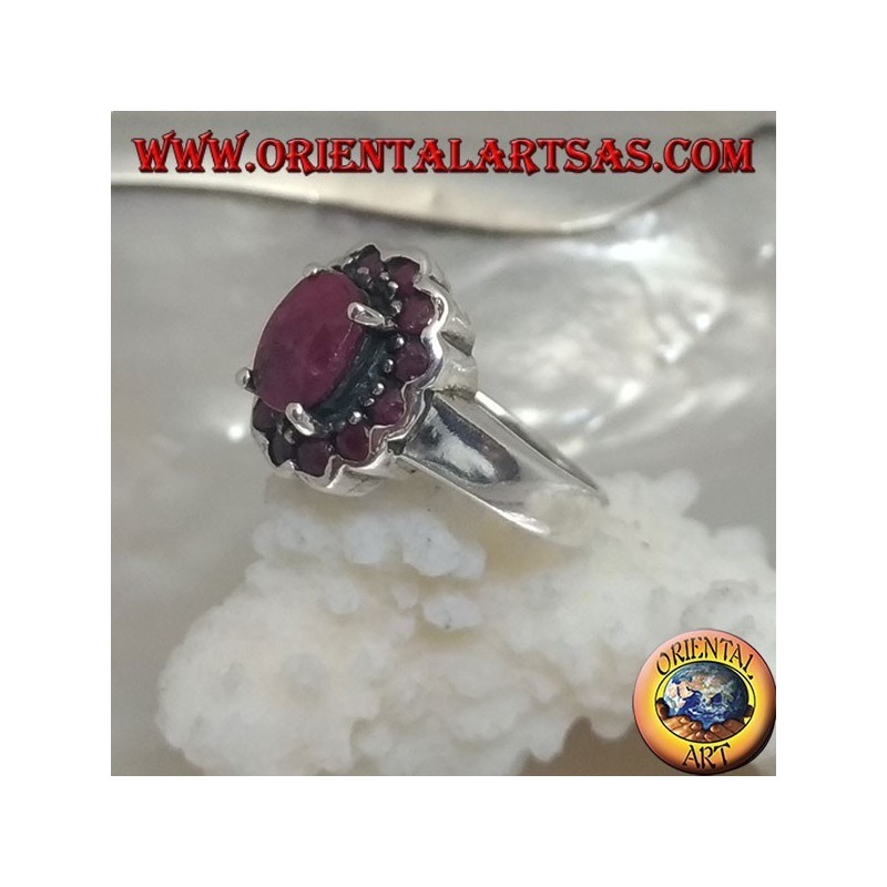 Anello in argento con rubino naturale ovale incastonato contornato da rubini tondi piccoli