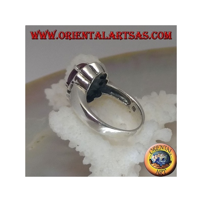 Anello in argento con rubino naturale ovale incastonato contornato da rubini tondi piccoli
