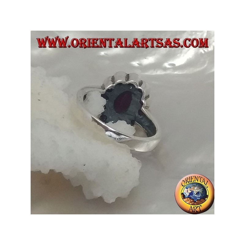 Bague en argent avec rubis naturel ovale sertie de petits rubis ronds