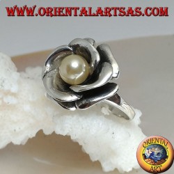Silberring mit großer Rose und zentraler Süßwasserperle