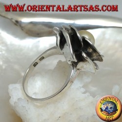 Bague en argent avec grande rose et perle d'eau douce centrale