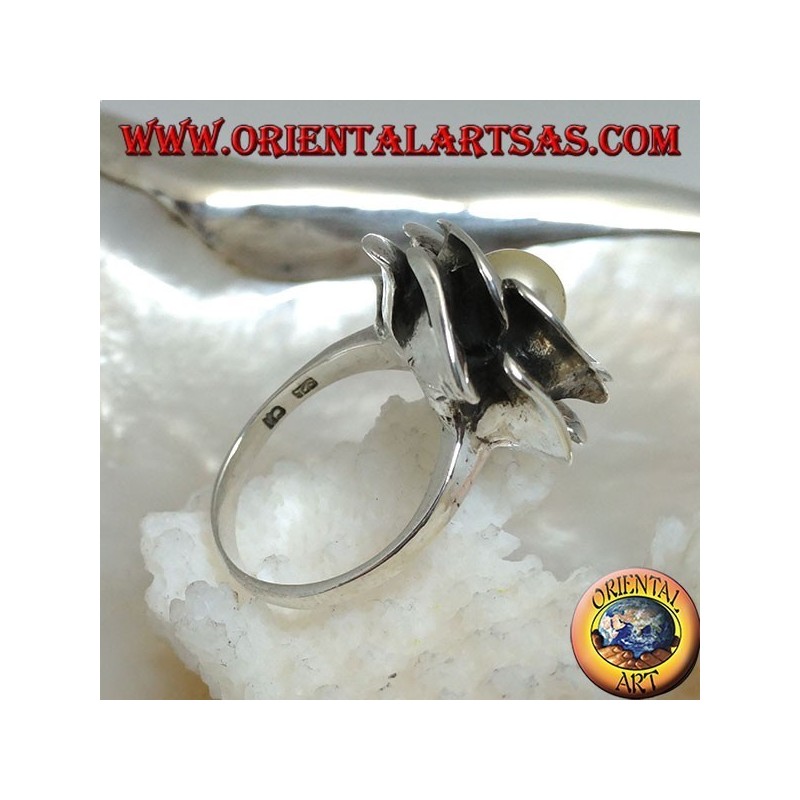 Anillo de plata con rosa grande y perla central de agua dulce