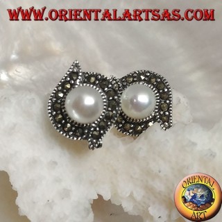 Boucles d'oreilles à fermoir à levier en argent avec perle d'eau douce entourée d'une ligne de marcassite