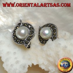 Silberne Ohrringe mit Hebelverschluss und Süßwasserperle, umgeben von einer Linie aus Markasit