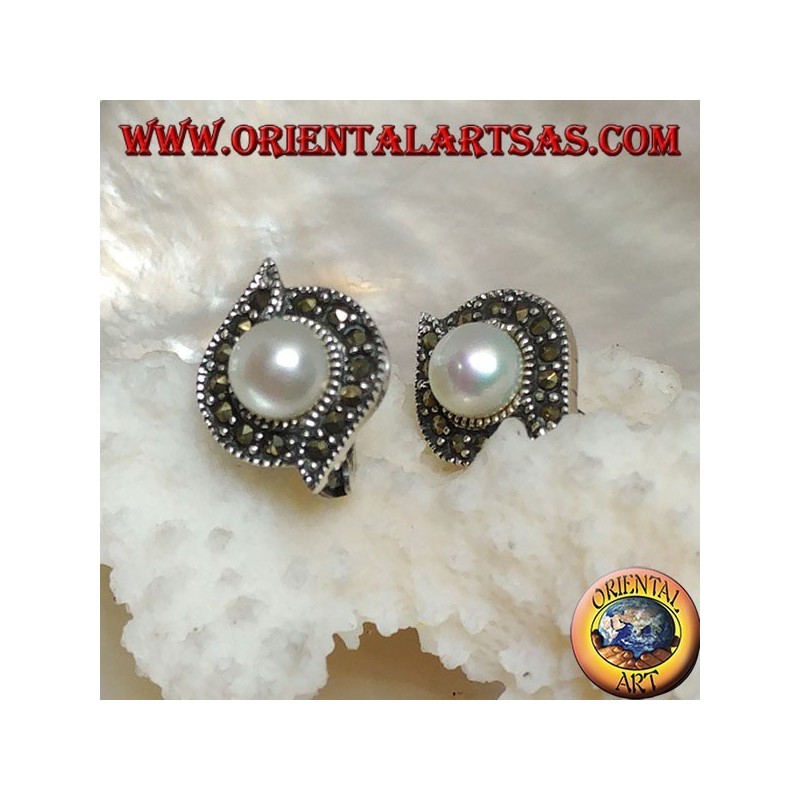 Boucles d'oreilles à fermoir à levier en argent avec perle d'eau douce entourée d'une ligne de marcassite