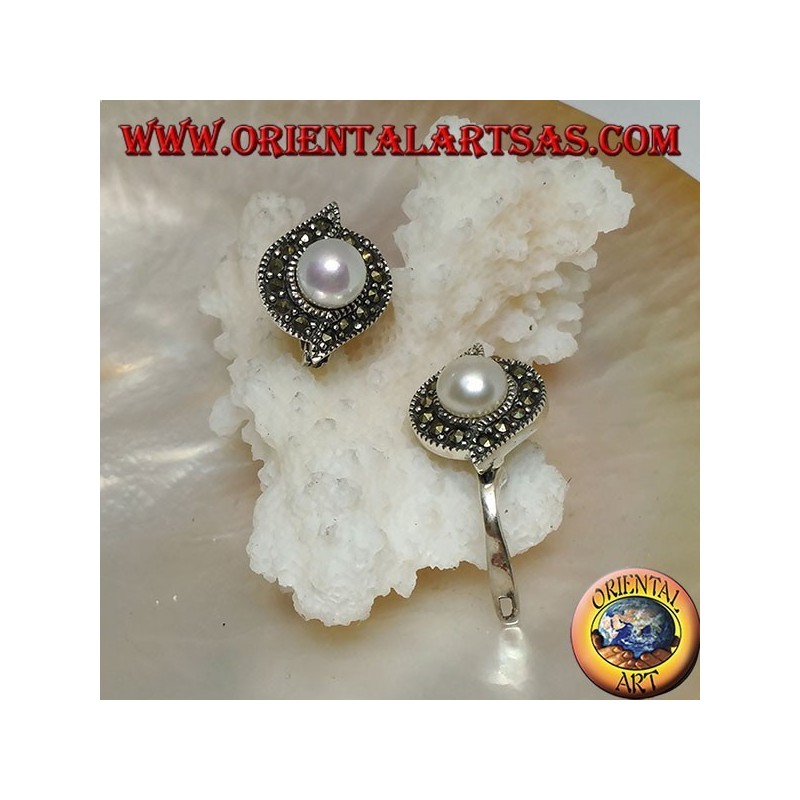 Orecchini in argento a chiusura a leva con perla d'acqua dolce contornata da una linea di marcassite