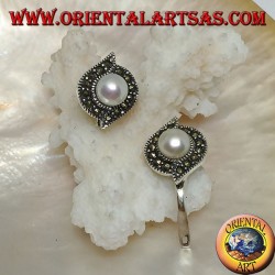 Pendientes de plata con cierre de palanca con perlas de agua dulce rodeadas por una línea de marcasita