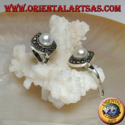 Pendientes de plata con cierre de palanca con perlas de agua dulce rodeadas por una línea de marcasita