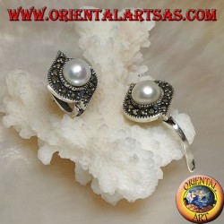 Pendientes de plata con cierre de palanca con perlas de agua dulce rodeadas por una línea de marcasita