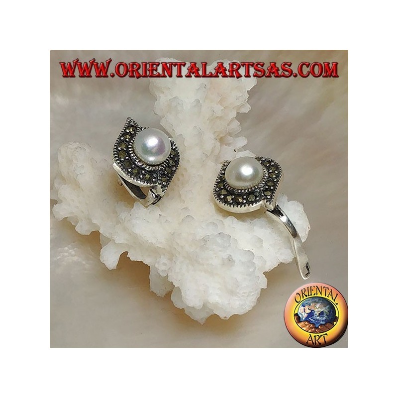 Boucles d'oreilles à fermoir à levier en argent avec perle d'eau douce entourée d'une ligne de marcassite