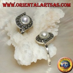 Silberne Ohrringe mit Hebelverschluss und Süßwasserperle, umgeben von einer Linie aus Markasit