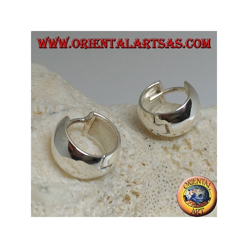 Orecchino in argento a cerchio semplice bombato e chiusura a scatto da 8 x 14 mm