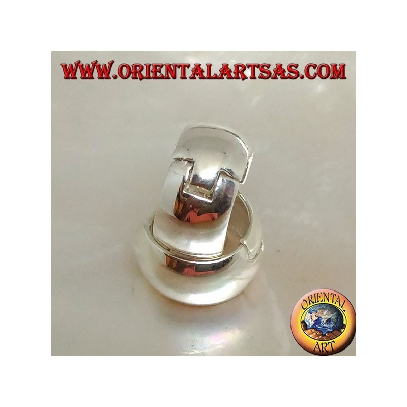 Orecchino in argento a cerchio semplice bombato e chiusura a scatto da 8 x 14 mm