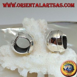Orecchino in argento a cerchio semplice bombato  con due righe e chiusura a scatto da 10 x 14 mm