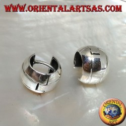 Orecchino in argento a cerchio semplice bombato  con due righe e chiusura a scatto da 10 x 14 mm
