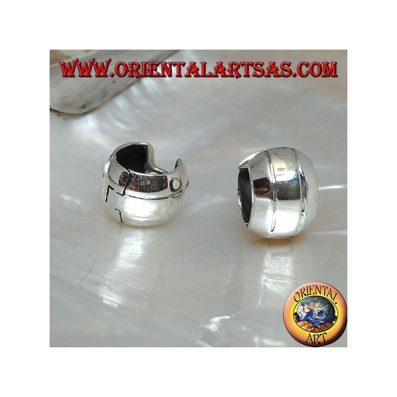 Orecchino in argento a cerchio semplice bombato  con due righe e chiusura a scatto da 10 x 14 mm