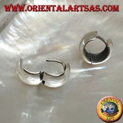 Orecchino in argento a cerchio semplice bombato  con due righe e chiusura a scatto da 10 x 14 mm