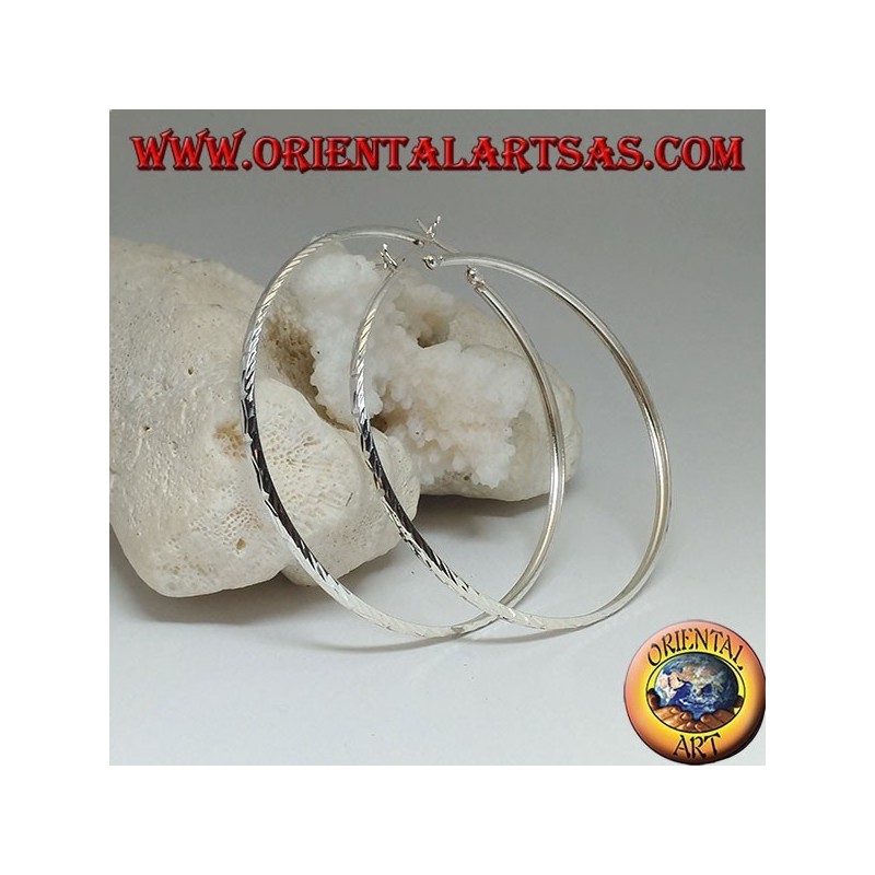 Orecchini in argento a cerchio semplice schiacciato diamantato con chiusura a leva da 65 mm