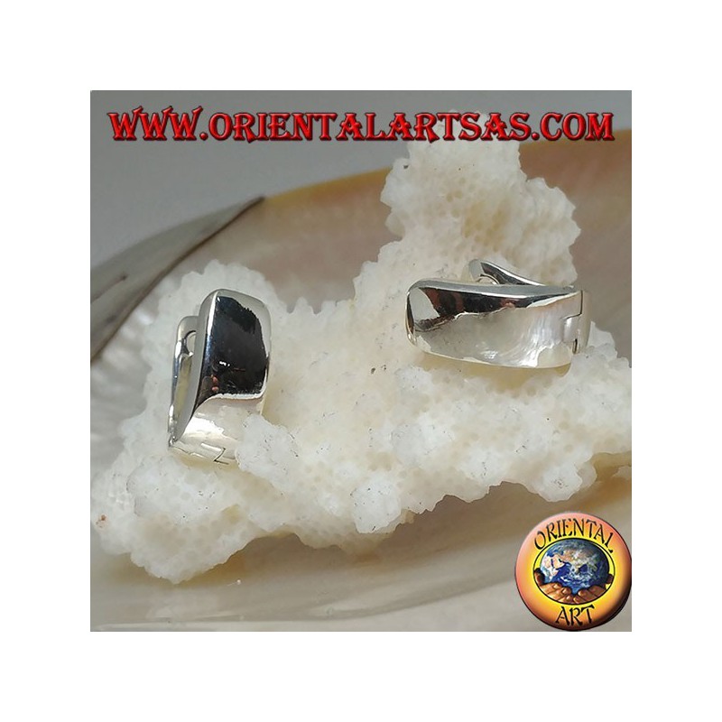 Orecchino in argento a cerchio semplice schiacciato e allungato con chiusura a scatto da 14 x 12 x 6 mm