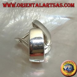 Pendiente simple de aro plateado y estirado con cierre a presión de 14 x 12 x 6 mm