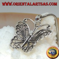 Colgante de plata en forma de mariposa con alas y antenas decorativas caladas