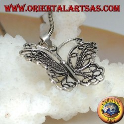 Colgante de plata en forma de mariposa con alas y antenas decorativas caladas