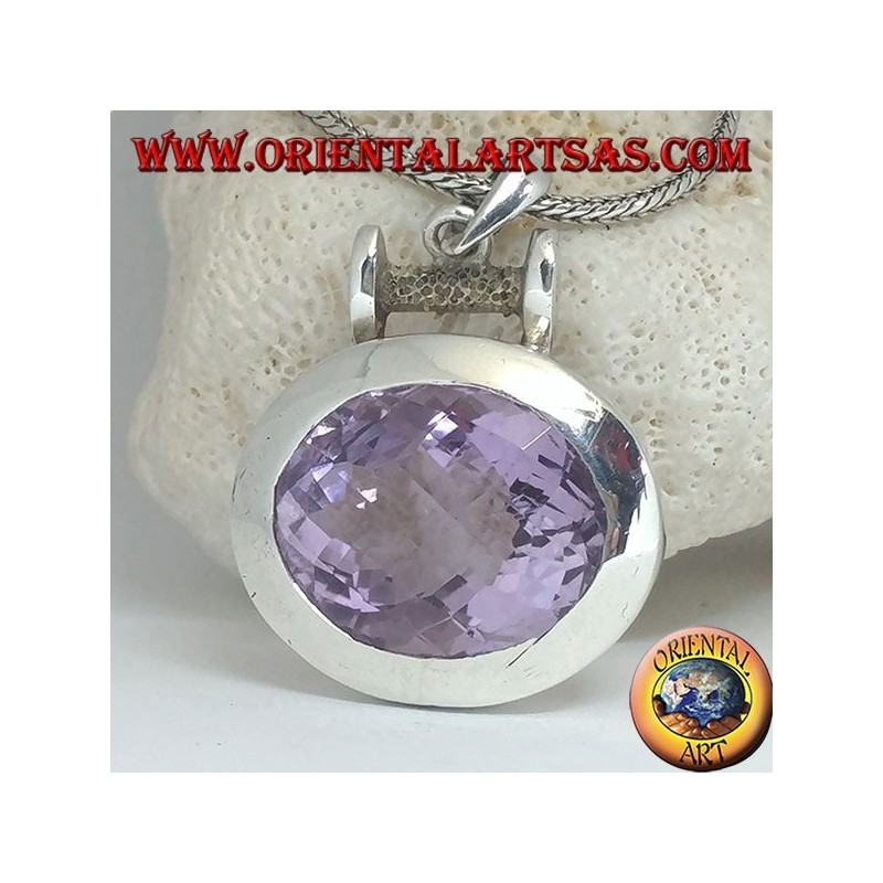 Colgante de plata con una espléndida amatista natural facetada ovalada grande en una configuración horizontal lisa
