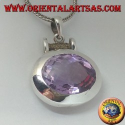 Colgante de plata con una espléndida amatista natural facetada ovalada grande en una configuración horizontal lisa