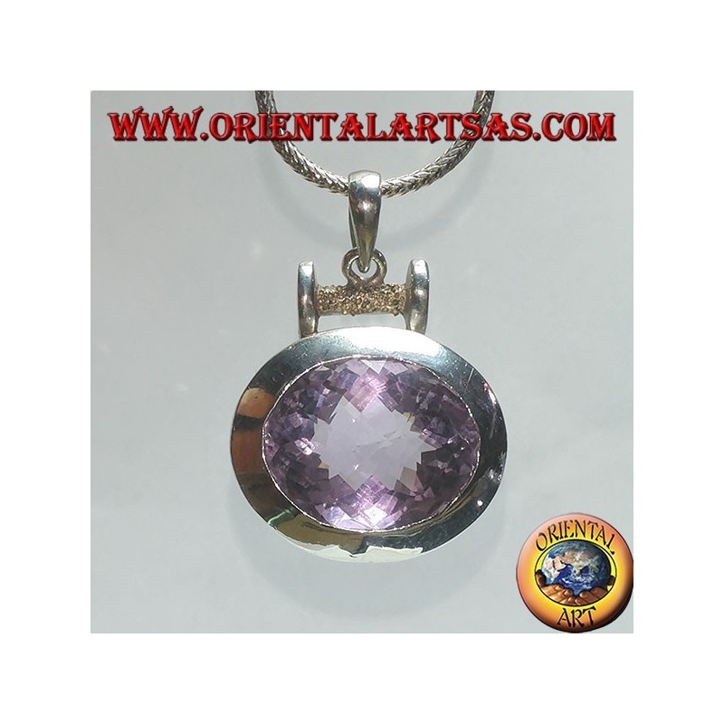 Colgante de plata con una espléndida amatista natural facetada ovalada grande en una configuración horizontal lisa