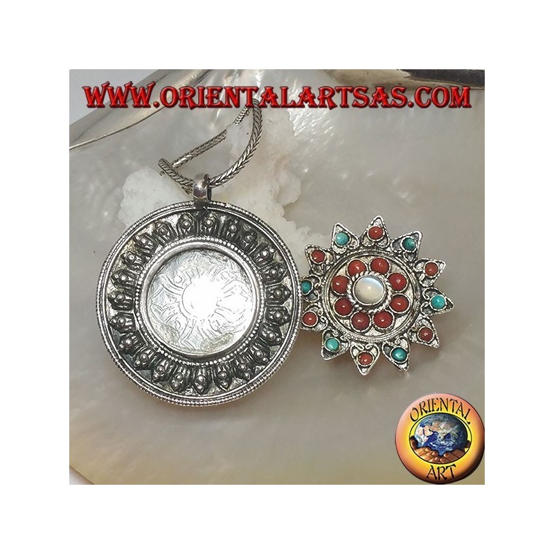 Colgante de caja de medallón de plata con tapa de flores con coral antiguo y turquesa y piedra lunar central