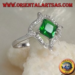 Anillo de plata con esmeralda sintética cuadrada rómbica y r4 líneas onduladas de circonita cúbica alrededor