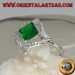 Anillo de plata con esmeralda sintética cuadrada rómbica y r4 líneas onduladas de circonita cúbica alrededor