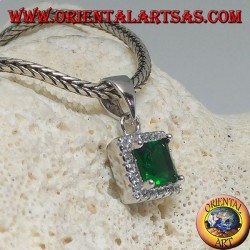 Ciondolo in argento con smeraldo sintetico quadrato contornato da zirconi 