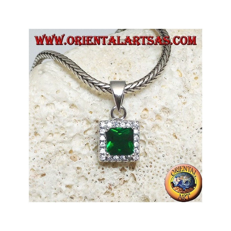Pendentif en argent avec émeraude synthétique carrée entouré de zircons