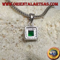 Pendentif en argent avec émeraude synthétique carrée entouré de zircons