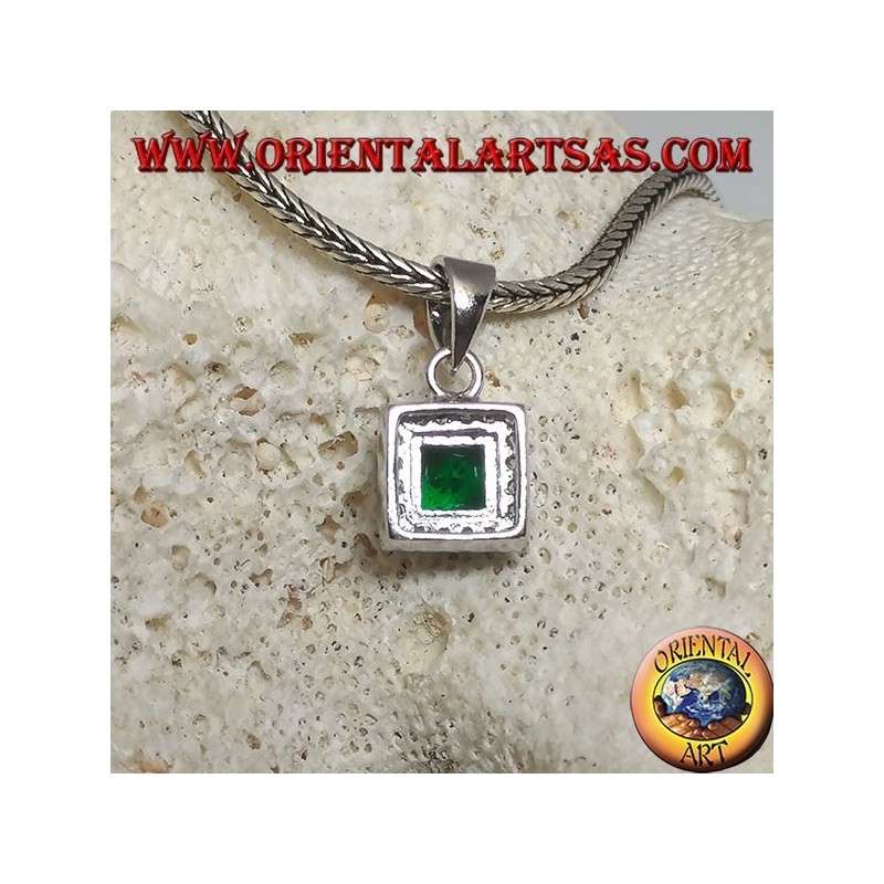 Pendentif en argent avec émeraude synthétique carrée entouré de zircons
